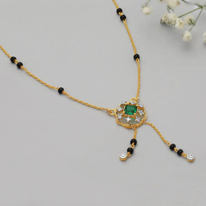 Collar Tradicional con Cuentas Negras y Diamante Esmeralda Tallado en Esmeralda en el Centro - Product Image 2