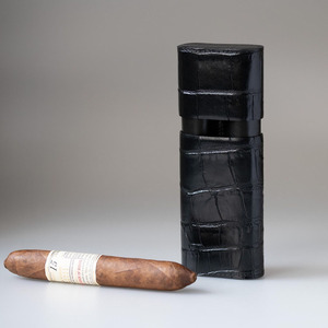 Estuche de puros de cuero de lujo hecho a mano con cortador integrado y diseño apto para viajes a un precio asequible. - Product Image 3