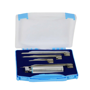Juego de instrumentos quirúrgicos con herramientas de acero inoxidable en estuche azul para operaciones médicas - Product Image 1