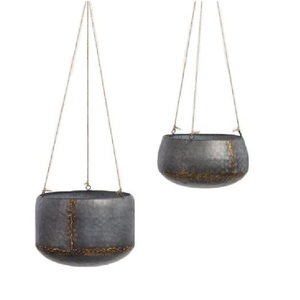 Elegantes Macetas Colgantes de Metal con Detalles en Bronce para Exhibición de Plantas en Interiores y Exteriores - Product Image 1