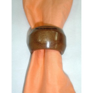 Anneaux de serviette en bois très demandés avec motifs élégants de couleur naturelle, designs promotionnels, décoration de table à manger - Product Image 1
