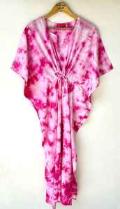 ชุดเดรสยาวแบบคาฟตันลายมัดย้อมสีชมพูอินเดีย ผ้าฝ้ายเนื้อนุ่ม สวมใส่สบาย เหมาะสำหรับเป็นชุดคลุมอาบน้ำหรือชุดใส่พักผ่อนในรีสอร์ท - Product Image 2