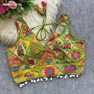 Magnifique collection de chemisiers en crêpe de soie doux avec imprimé Bandhani, travail de positionnement intense, bordure Kodi et rembourrage – Vente en gros - Product Image 4