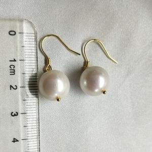 Pendientes Redondos de Perlas de Agua Dulce Blancas de 11-12 mm con Gancho de Plata de Ley S925, Diseño Simple - Product Image 4