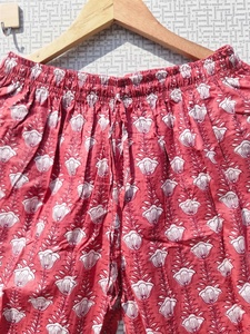 ชุดนอนผ้าฝ้ายสำหรับผู้หญิง ลายดอกไม้สไตล์ชาติพันธุ์ เนื้อผ้านุ่ม ระบายอากาศได้ดี ชุดนอนลำลอง ชุดเซ็ตติดกระดุม - Product Image 2