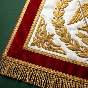 Tablier maçonnique de luxe 3D personnalisé en velours rouge avec badge carré brodé or et franges à coudre pour vêtement - Product Image 4