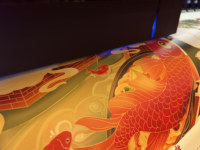 Impresora de Inyección de Tinta UV de 1.8m con Cabezales I3200, Tinta Ecológica, Color Vívido y Preciso para PP, Cuero, Lona, Barniz para Exteriores, Lámina Dorada