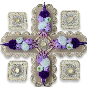 Candelabro de Cruz Dorada Hecho a Mano con Flores Blancas y Moradas para Actividades Religiosas de Navidad y Pascua - Decoración Moderna para el Hogar - Product Image 5