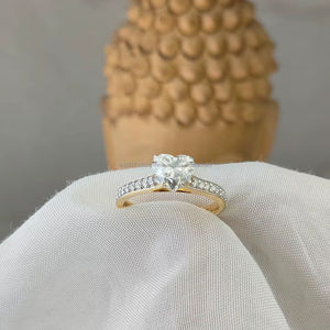 Anillo de Diamantes Romántico en Forma de Corazón con Piedras Laterales, Engastado en Elegante Oro Amarillo – Un Símbolo Atemporal de Amor y Lujo - Product Image 4