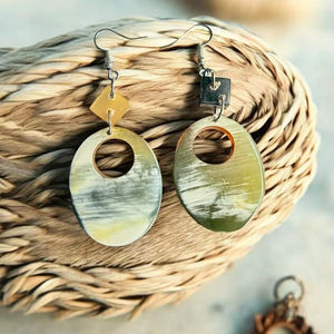 Boucles d'oreilles bohèmes en corne de bœuf naturelle sculptée à la main, écologiques et polies, pour femmes, à prix de gros - Product Image 1