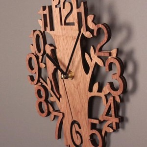Horloge murale en bois avec motif d'oiseau, décoration murale silencieuse inspirée de la nature, grande horloge rustique, cadeau pour le salon, la chambre à coucher - Product Image 3
