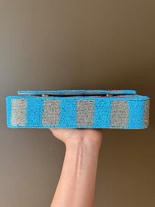 Elegante bolso de mano hecho a mano con cuentas y diseño a cuadros. Hermoso diseño a cuadros en azul y blanco. Bolso de mano con bordado de cuentas artesanal de primera calidad. - Product Image 2