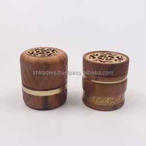 Élégant brûleur d'encens en bois naturel Mubkhar arabe en bois fait à la main avec base au design unique pour le parfum d'intérieur et la décoration islamique - Product Image 6