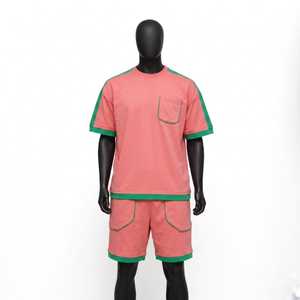 Ensemble T-shirt et short pour homme personnalisé, rose corail, avec bordure contrastante verte, tenue décontractée d'été, ensemble assorti élégant en deux pièces - Product Image 1