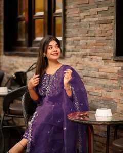 Conjunto de Salwar Kameez Kurta de Seda Morada Bordada, Estilo Indio-Pakistaní, Vestido Étnico para Mujer, Ropa de Fiesta y Boda, Corte Elegante - Product Image 4