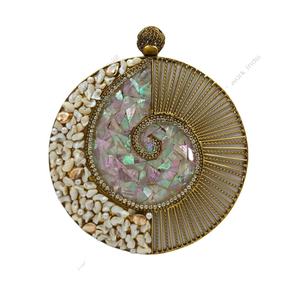 Pochette ronde indienne faite à la main en nacre avec un design en spirale de fil de laiton, sac à main de soirée de luxe pour femmes - Product Image 1