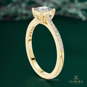 Anillo Solitario de Diamante Cultivado en Laboratorio con Forma de Princesa, con Acentos de Oro Amarillo y Piedras Laterales con Micropavé, Joyería Fina Clásica para Mujer - Product Image 4