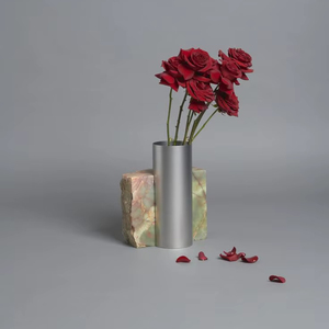 แจกันโลหะสีเงินพร้อมฐานหินอ่อนธรรมชาติที่ทันสมัยผู้ถือดอกไม้สไตล์มินิมอลตกแต่งโต๊ะหรูหราสำหรับบ้านสำนักงานห้องนั่งเล่น - Product Image 1