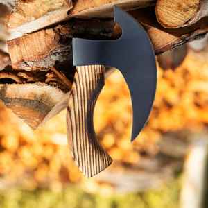 ขวานตัดพิซซ่าแบบวิกิ้ง ทำมือจากเหล็กกล้าคาร์บอนสูงเคลือบสีดำ เกรดอุตสาหกรรม พร้อมปลอกหนังและด้ามไม้ - Product Image 6