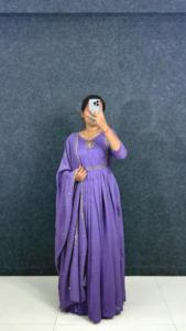 Robe Anarkali longue de luxe, magnifique, de créateur, en tissu épais, style indien et pakistanais, avec dupatta, pour mariage et soirée - Product Image 3