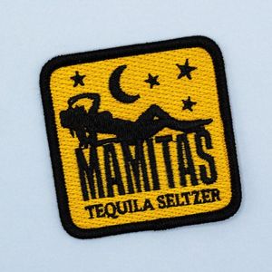 Parche Bordado Termoadhesivo de Lona Ecológica Mamitas Tequila Seltzer, Diseño Cuadrado Amarillo y Negro - Product Image 1