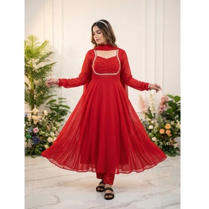 Robe longue en georgette de renard, fabriquée en Inde, élégante, avec dupatta et pantalon, collection de vêtements de soirée à broderies lourdes, en vente. - Product Image 1