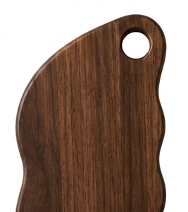 Planche à découper moderne en bois de manguier bio, avec des bords ondulés esthétiques et un trou de suspension pratique, fabriquée à la main en bois naturel. - Product Image 4