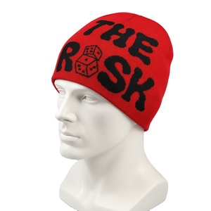 Bonnet en tricot Jacquard rouge avec broderie de dés Streetwear lettre impression Logo personnalisé acrylique hiver chaud casquette Hip Hop en gros - Product Image 1