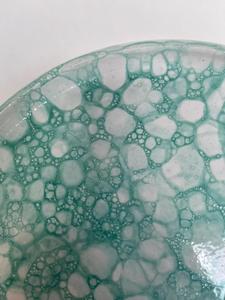 Assiette à dîner en céramique à motif marbré aquatique, finition artistique à glaçure bulle, surface lisse, parfaite pour une présentation de table chic et moderne - Product Image 3