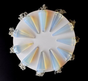 Pendules facettés sculptés en opale blanche de haute qualité pour la radiesthésie, le Reiki, la guérison et l'équilibrage des chakras - Product Image 1