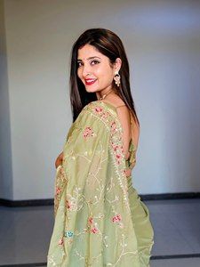 Sari de Diseño Floral Bordado a Mano en Verde Salvia, Moderno y de Lujo, con Blusa a Juego para Bodas, Diwali, Colección Verano/Invierno - Product Image 4