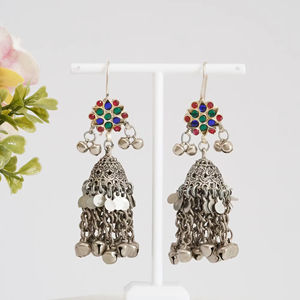 Boucles d'oreilles pendantes tribales afghanes avec incrustation d'émail coloré, gravures tribales géométriques et pièce de monnaie Kuchi signature - Product Image 1
