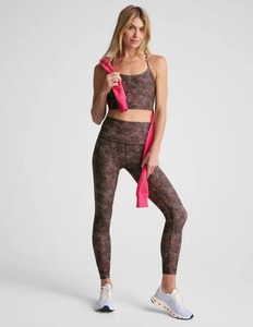 ชุดโยคะพิมพ์ลายข่าวสารสตรีนิยม OEM สำหรับผู้หญิง ยอดนิยมสูง ชุดโยคะ 2 ชิ้น ยืดหยุ่น ระบายอากาศ ซับเหงื่อ กางเกงเลกกิ้งเอวสูง - Product Image 1