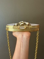 Handgefertigte Damen-Handtasche in unregelmäßiger Form mit Messingbeschichtung zu einem vernünftigen Preis von Universal Overseas.