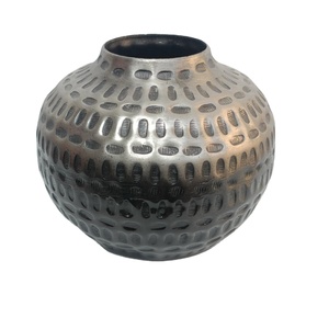 Elegante Florero Moderno de Aluminio - Base Antideslizante Hecha a Mano, Ligera y Duradera para Bodas, Ramadán, Hogar/Oficina, Mesa o Suelo - Product Image 1