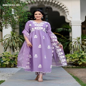 Hermoso Conjunto de Kurti Largo Recto de Seda Romana con Bordado de Cadena de Hilo Blanco y Trabajo Butta, y Pantalón a Juego - Suministro al por Mayor - Product Image 1