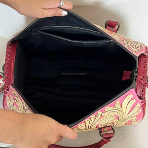 Sacs de voyage de luxe en cuir rose véritable, faits à la main, avec motifs floraux sculptés, élégants, à motif cerise, unisexes, sacs de voyage rapides - Product Image 6