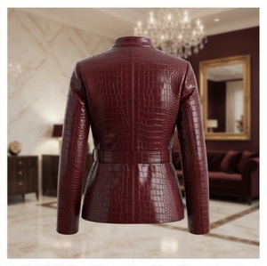 Veste élégante en similicuir gaufré croco bordeaux avec ceinture, col montant, manches longues, longueur standard pour femme, automne - Product Image 5