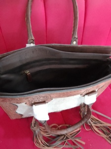 Sac bandoulière unisexe de luxe en cuir de vachette occidental, motif floral solitaire gravé à la main, étanche et antivol, en stock - Product Image 2