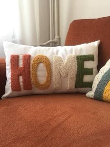 Housse de coussin en velours à motifs de feuilles perlées, motif frond de fougère doré, faite à la main, accessoire de décoration d'intérieur, housse de coussin botanique - Product Image 1