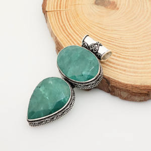 Colgante hecho a mano con relleno de plata y piedra preciosa de esmeralda ovalada - Product Image 1