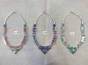 Collares de estilo étnico con incrustaciones de piedras multicolor sobre metal blanco - Product Image 6