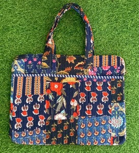 Housse pour ordinateur portable en coton matelassé avec fermeture éclair et bandoulière, design tendance - Fabriquée à la main au Rajasthan, idéale pour les trajets quotidiens et les voyages, modèle 100 - Product Image 3