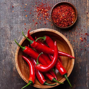 Piments rouges séchés à l'air offrant une saveur de piment de Cayenne, utilisés dans les mélanges d'épices piquantes et comme ingrédients pour sauces, avec emballage d'exportation pour les acheteurs en gros. - Product Image 4