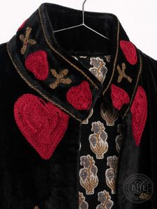 Veste en velours noir Suzani faite à la main, brodée de fleurs, cœur rouge, col mandarin, kimono artisanal, style bohème, vêtement d'extérieur pour l'automne - Product Image 3