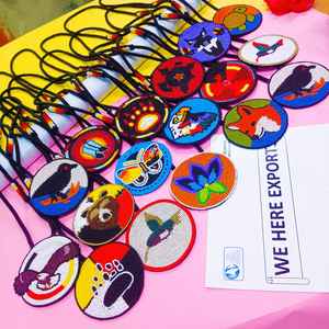 Collar con Colgante de Águila Hecho a Mano con Cuentas Negras, Blancas, Marrones, Amarillas, Naranjas y Rojas, Cordón Largo para Uso Artístico y Cultural - Product Image 6