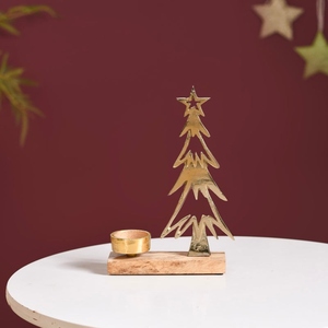 Ensemble de deux porte-bougies en métal doré sur base en bois, avec décorations étoiles, pour décorations de Noël festives à la maison - Product Image 6