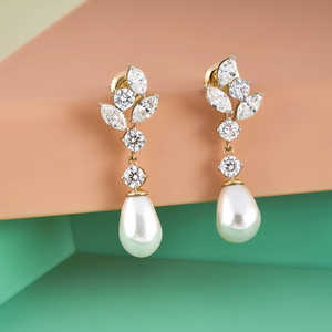 Pendientes colgantes de perlas con incrustaciones de diamantes - Product Image 1
