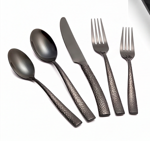 Juego de cubiertos de 5 piezas con acabado martillado negro mate, apto para lavavajillas, cubiertos metálicos de diseño minimalista para uso en la mesa de comedor. - Product Image 1