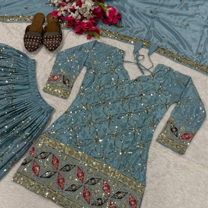 Elegante Traje Sharara de Diseñador para Mujer en Tela Georgette Premium con Bordado Elaborado, Detalles de Lentejuelas y Complementos - Product Image 5